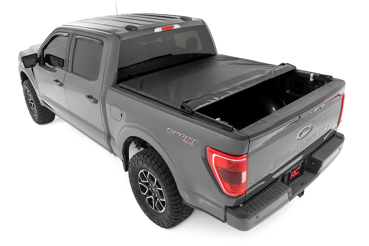 TAPA DE BATEA ENROLLABLE ROUGH COUNTRY PARA FORD F-150 2015 - 2024