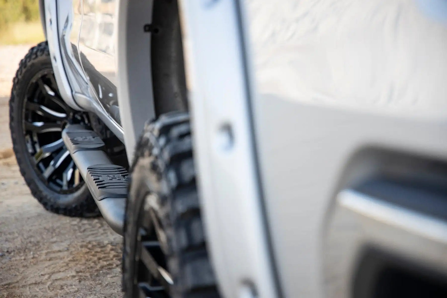ESTRIBO ROUGH COUNTRY OVAL CHEVROLET SILVERADO 1500 2019 - 2024 GMC SIERRA 1500 2019 - 2024