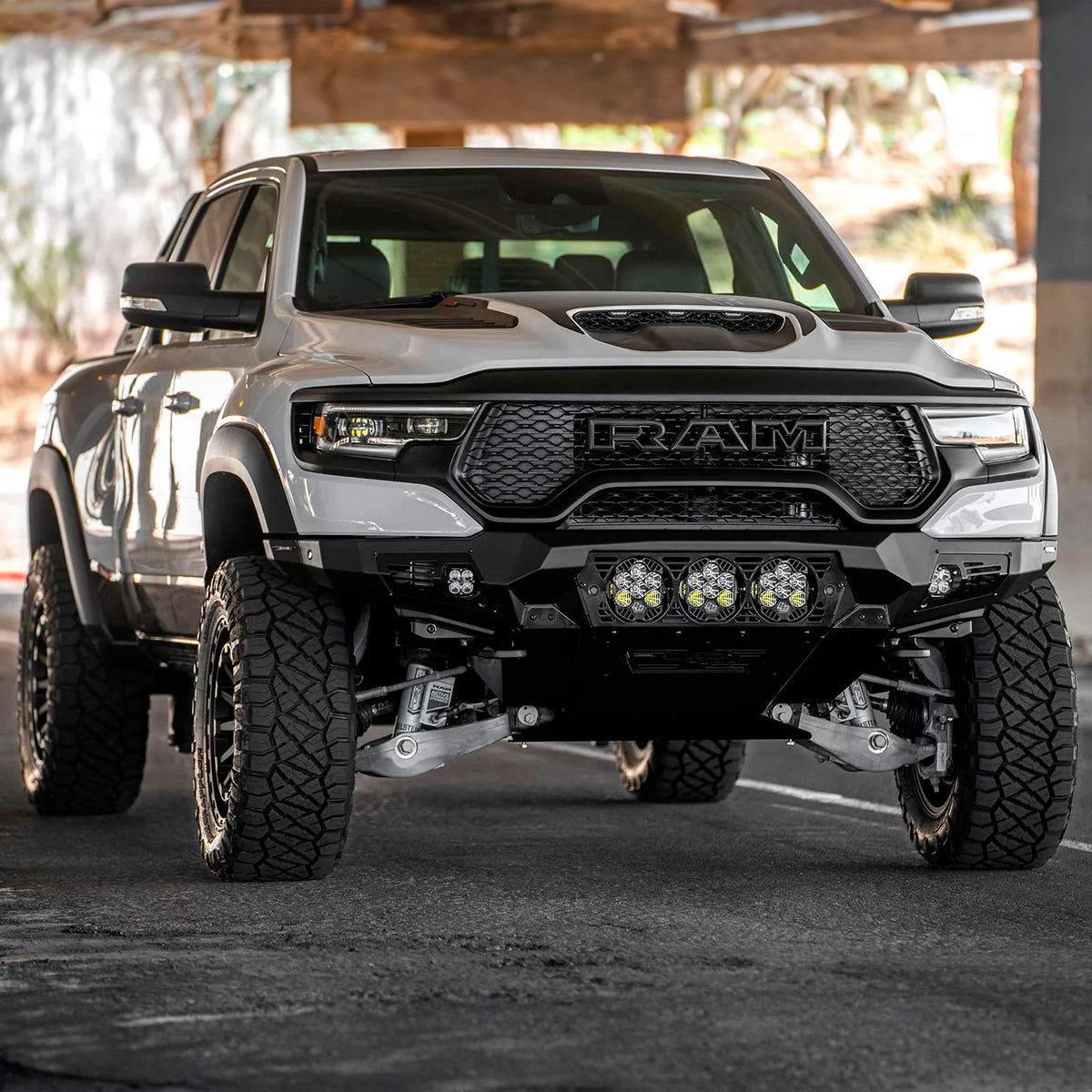 DEFENSA DELANTERA (BAJA) PARA RAM 1500 TRX 2021 - 2024