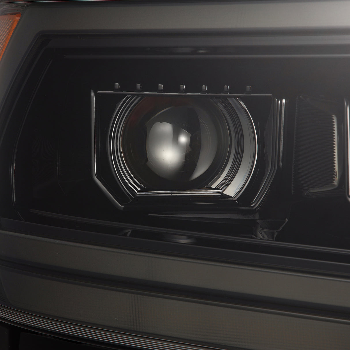 FAROS PRINCIPALES PRO SERIES ALPHAREX PARA RAM 1500 2019 - 2024