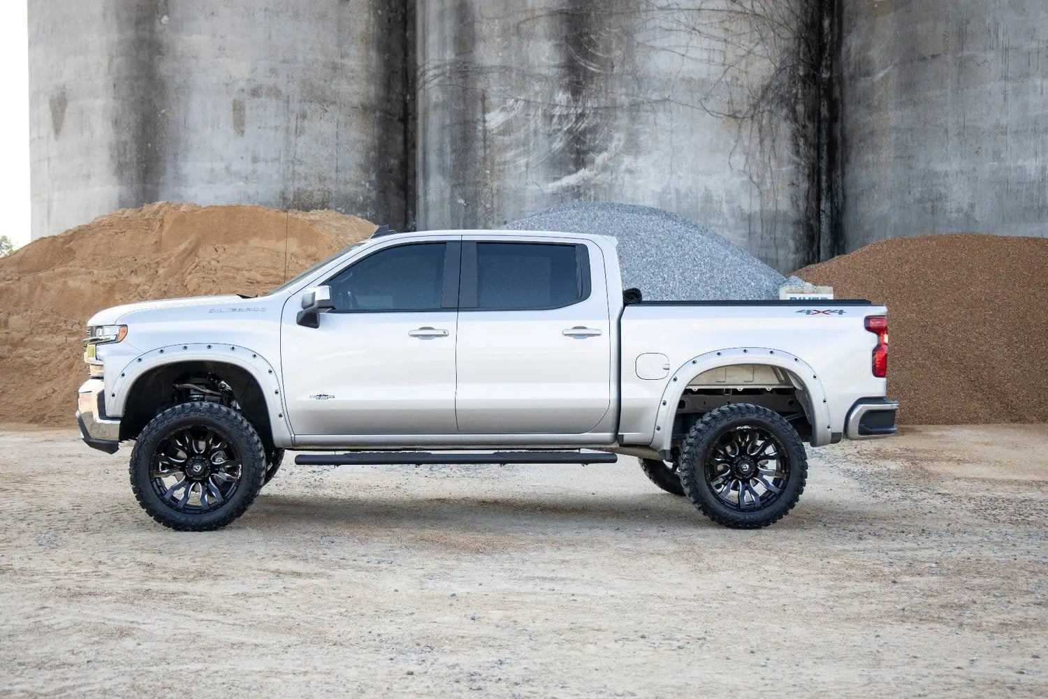 ESTRIBO ROUGH COUNTRY OVAL CHEVROLET SILVERADO 1500 2019 - 2024 GMC SIERRA 1500 2019 - 2024