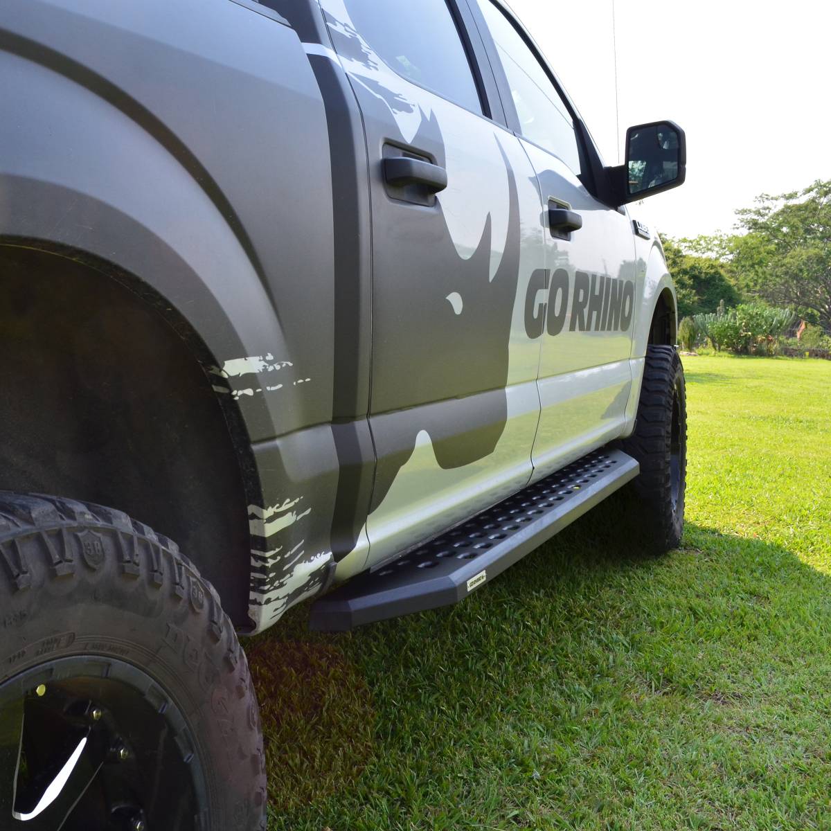 ESTRIBOS RB20 CON KIT DE SOPORTES DE MONTAJE PARA FORD RANGER 2019 A 2024