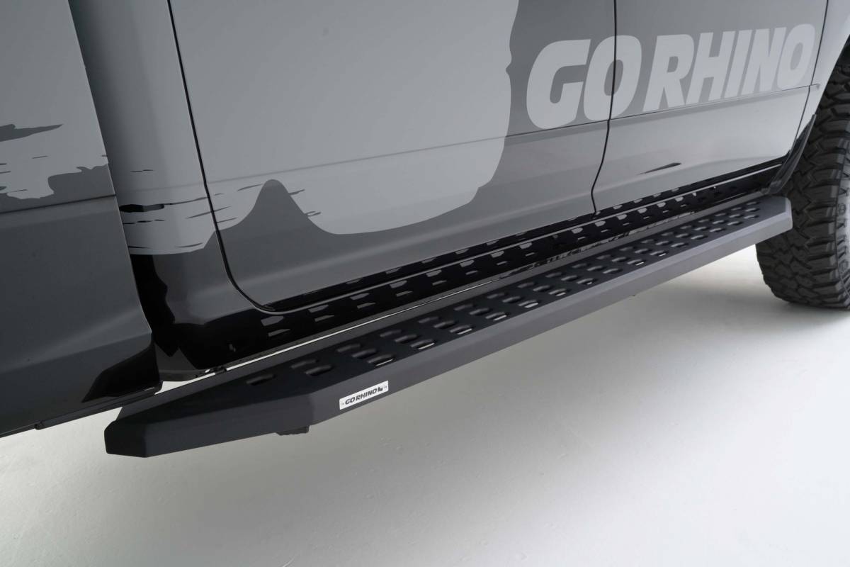 ESTRIBOS RB 20 87" NGO TEXT PARA SILVERADO / SIERRA 1500 19-21 CREW CAB