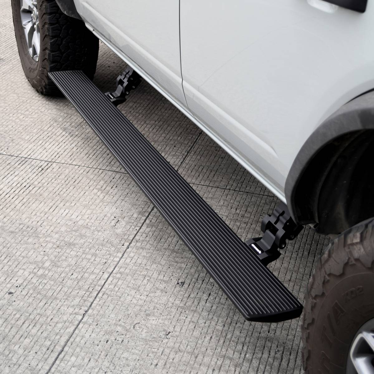 ESTRIBOS ELECTRICOS GO RHINO PARA RAM 1500 09-18 CREW CAB (CLASSIC BODY) NEGRGO TEXTURIZADO