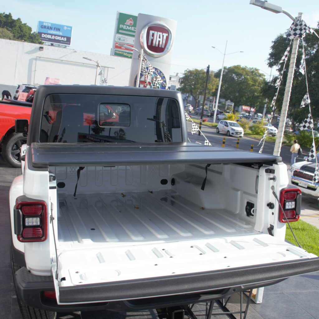 TAPA DE BATEA HARD TRI FOLD PARA JEEP GLADIADOR 2019-2024