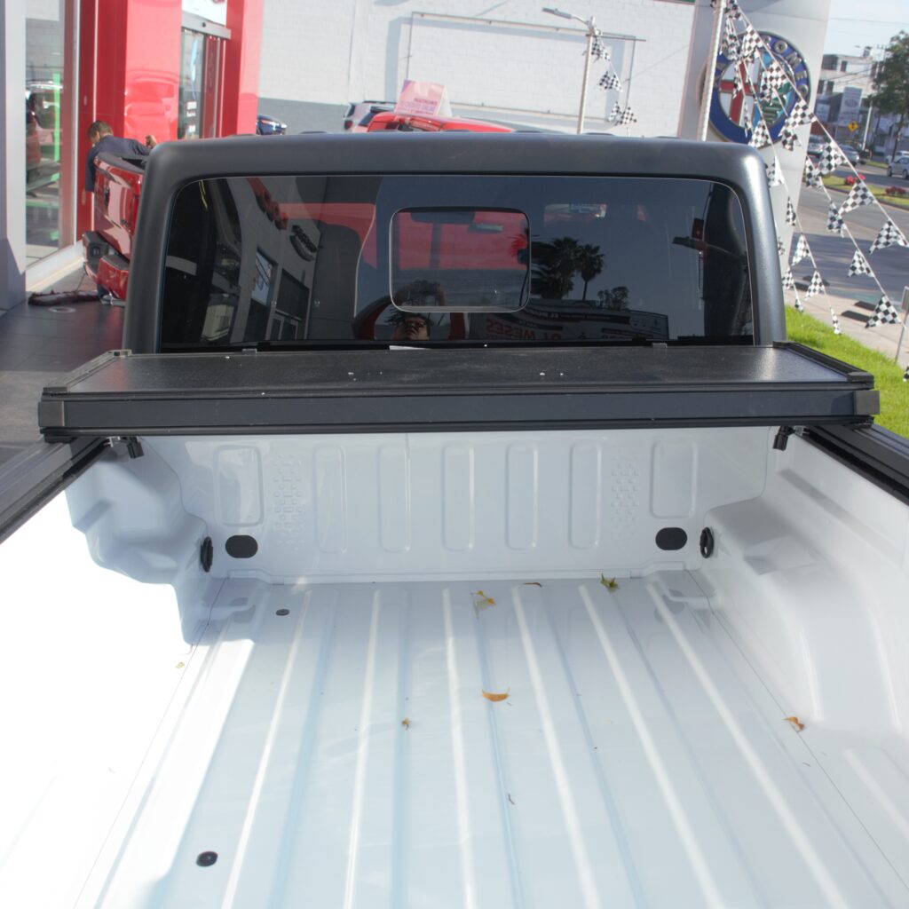 TAPA DE BATEA HARD TRI FOLD PARA JEEP GLADIADOR 2019-2024