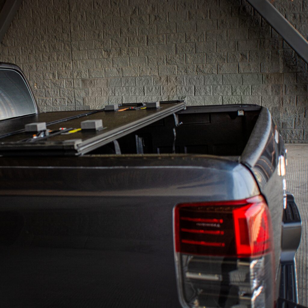 TAPA HARD 3 FOLD COVER PARA MITSUBISHI L200 2016-2023 DOBLE CAB