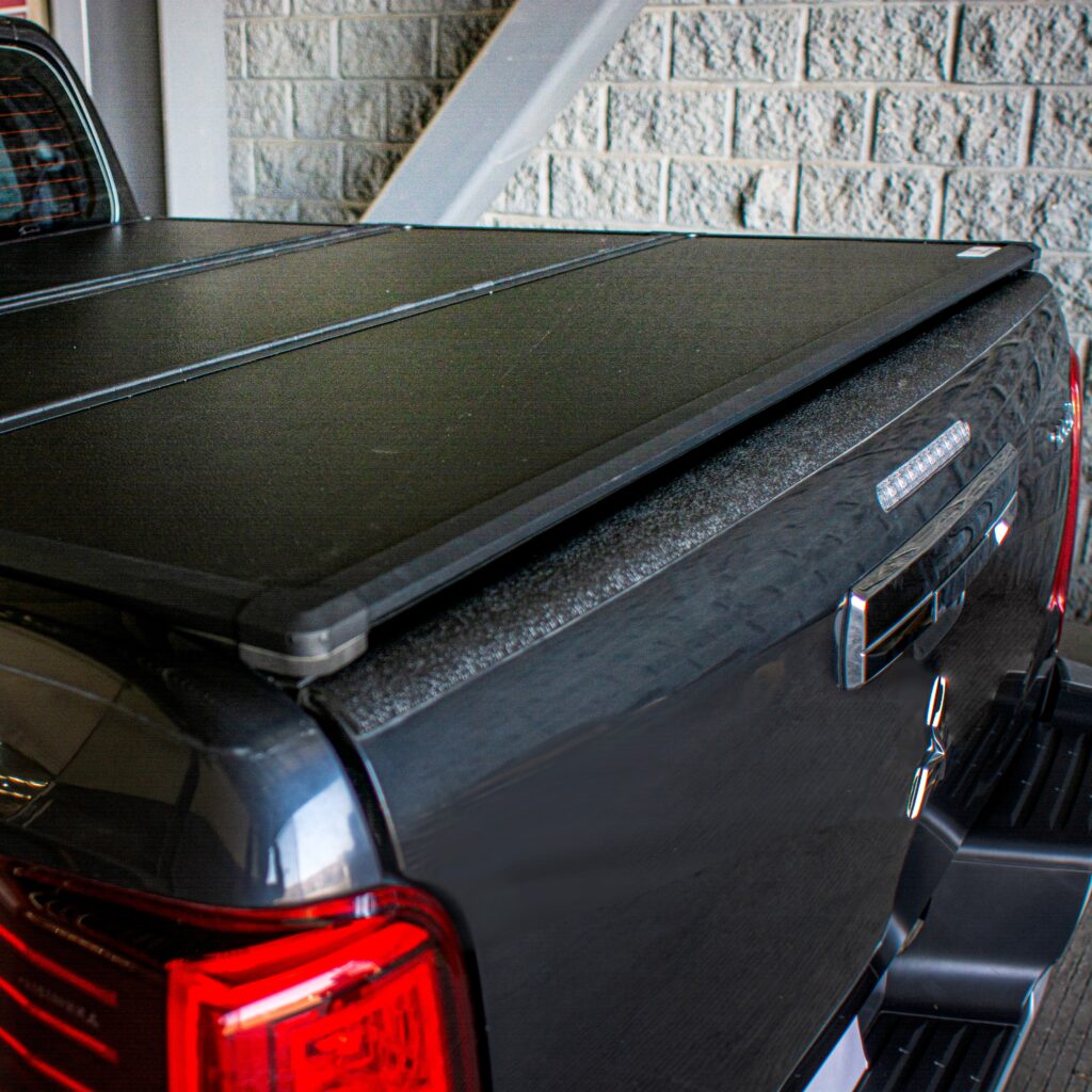 TAPA HARD 3 FOLD COVER PARA MITSUBISHI L200 2016-2023 DOBLE CAB
