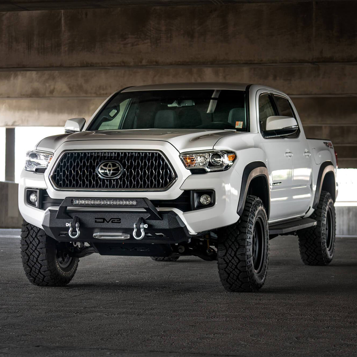 DEFENSA DELANTERA DV8 PARA TOYOTA TACOMA 2016 - 2023