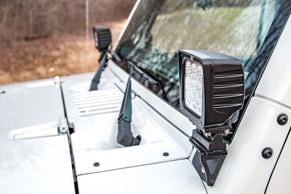PAR DE SOPORTES DE LUCES ROUGH COUNTRY PARA PARABRISAS INFERIOR/ JEEP WRANGLER JK UNLIMITED 2007-2018
