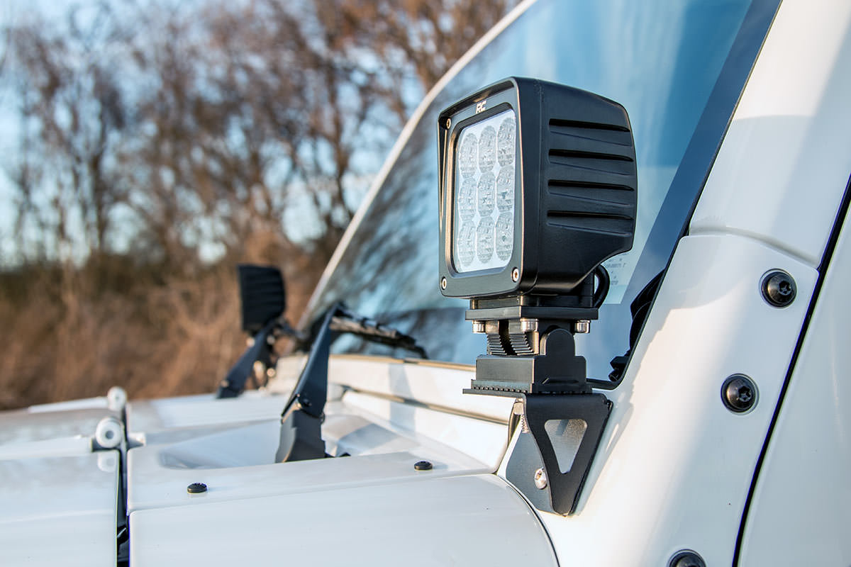PAR DE SOPORTES DE LUCES ROUGH COUNTRY PARA PARABRISAS INFERIOR/ JEEP WRANGLER JK UNLIMITED 2007-2018