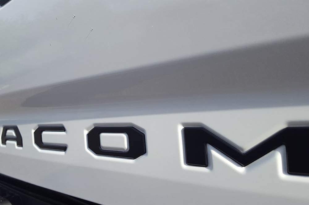 EMBLEMA LETRAS TOYOTA PARA TACOMA BATEA NEGRO 2016 - 2021 TRASERAS