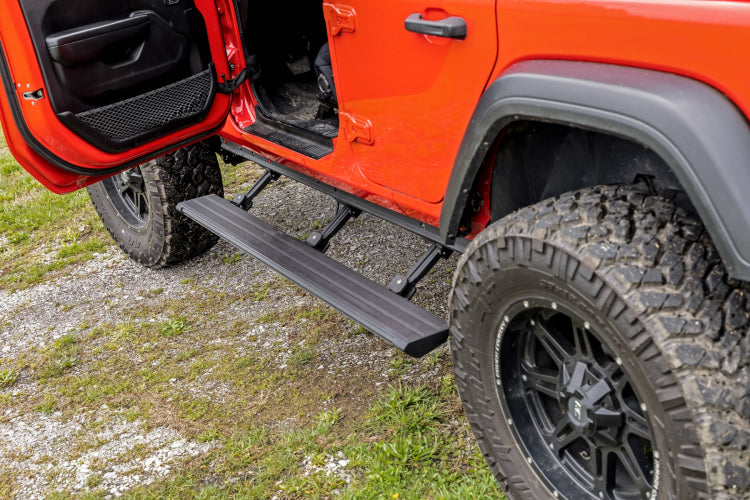 ESTRIBOS ROUGH COUNTRY PARA JEEP WRANGLER 4 PUERTAS JL 2018 - 2024