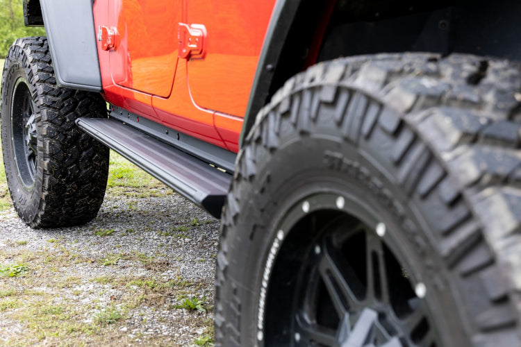 ESTRIBOS ROUGH COUNTRY PARA JEEP WRANGLER 4 PUERTAS JL 2018 - 2024