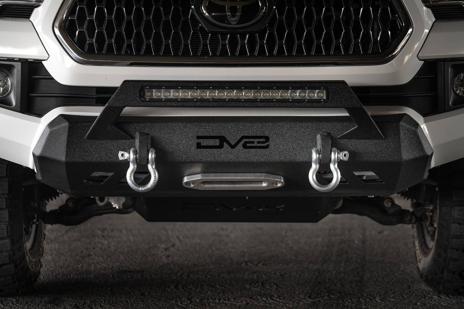 DEFENSA DELANTERA DV8 PARA TOYOTA TACOMA 2016 - 2023