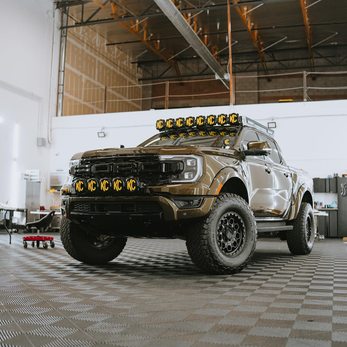 KIT BARRA GRAVITY CON SOPORTE DE BARRA LED KC FLEX ERA para RANGER RAPTOR 2023-2026