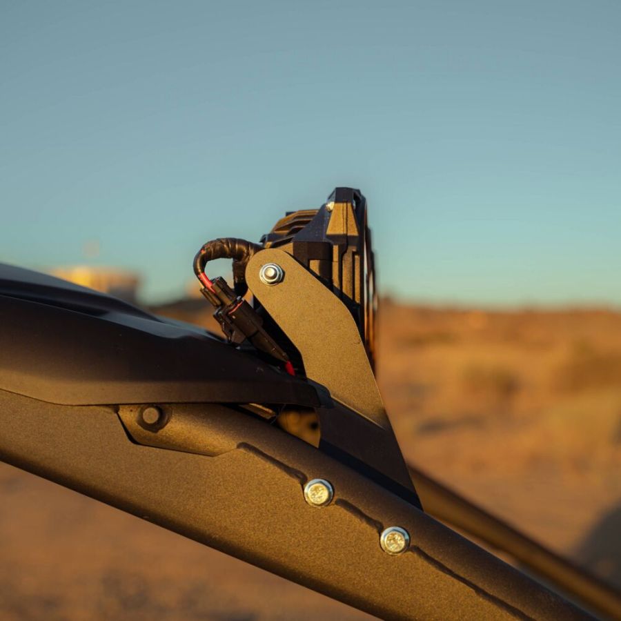 SET DE SOPORTE DE LUZ SUPERIOR KC/ CAN-AM MAVERICK R 2024-2025/ GRAVITY DE 7