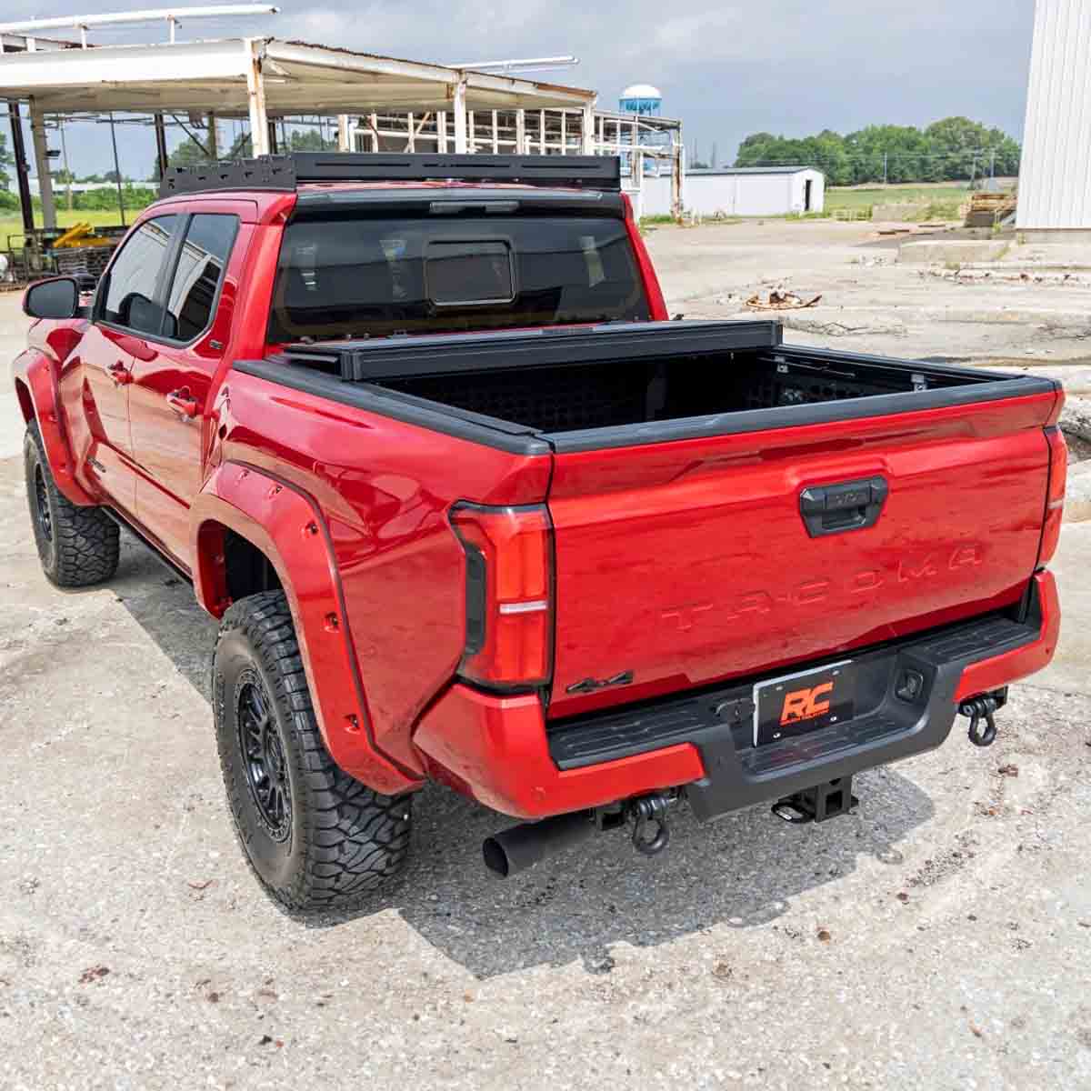 TAPA DE BATEA HARD TRI-FOLD FLIP ROUGH COUNTRY PARA TOYOTA TACOMA 2WD/4WD (2024)