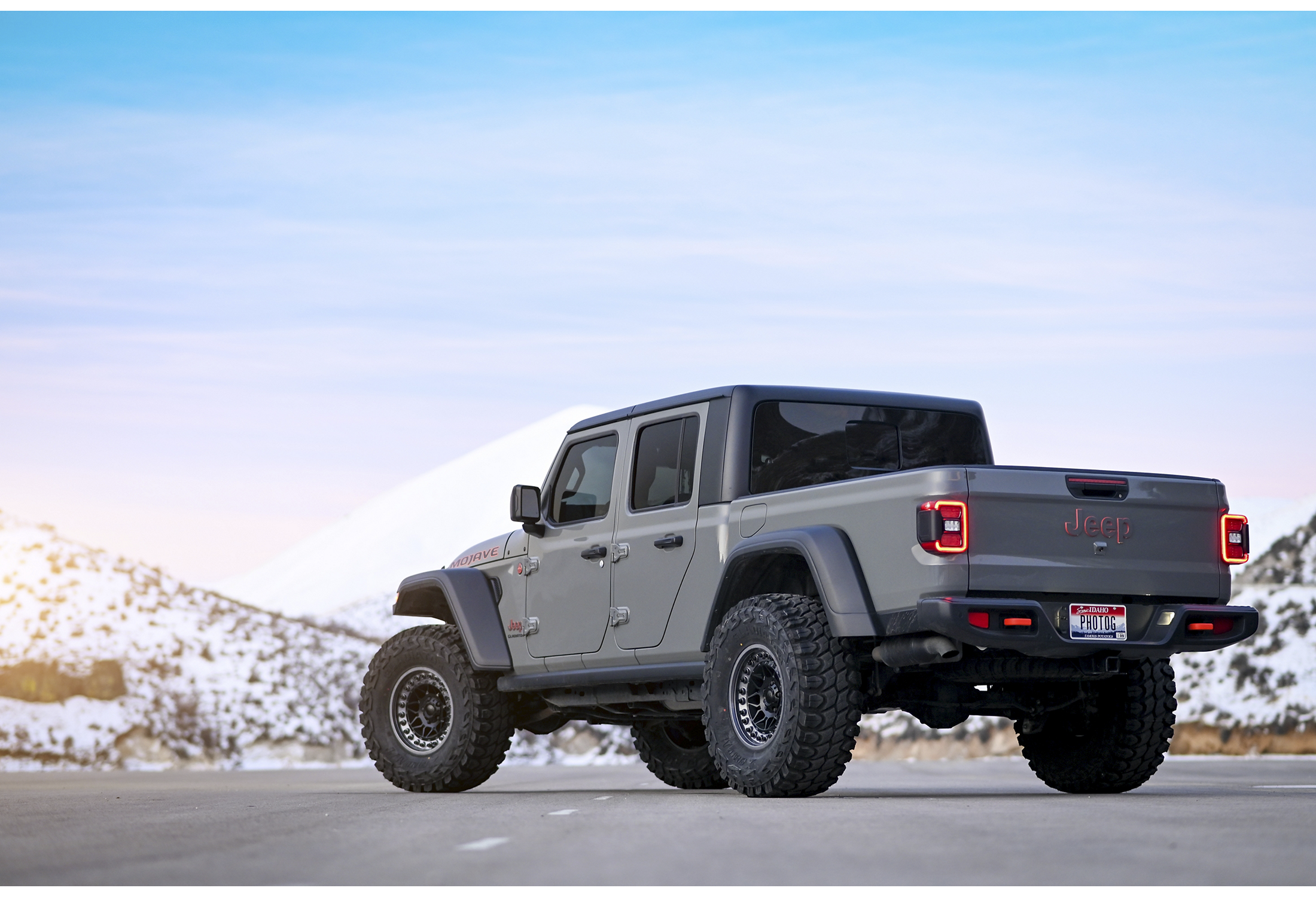 One Wheel RTX  Offroad  | 163730 | Claw | Gloss Black Milled With Rivets 18x9 8x165 1 Et