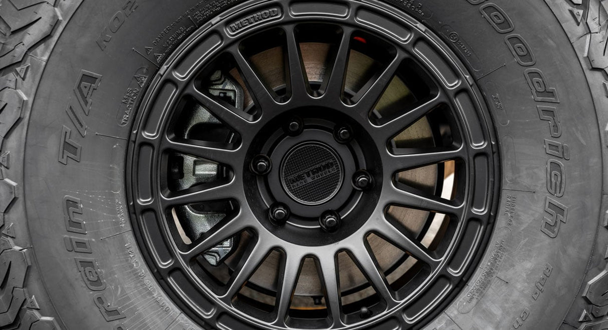 Rin Method MR 314 17X8.5 6X139.7/ ET 00/ CB 106.25/ MATTE BLACK Compatible con TACOMA HILUX BRONCO RANGER L200