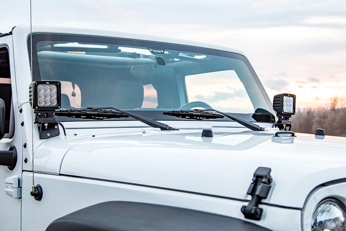PAR DE SOPORTES DE LUCES ROUGH COUNTRY PARA PARABRISAS INFERIOR/ JEEP WRANGLER JK UNLIMITED 2007-2018